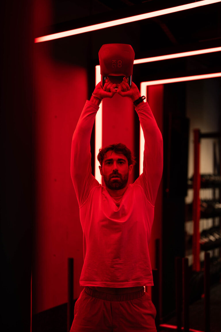 Athlète réalisant un exercice avec une kettlebell au Capsule Club pour développer la force, l'équilibre et la stabilité